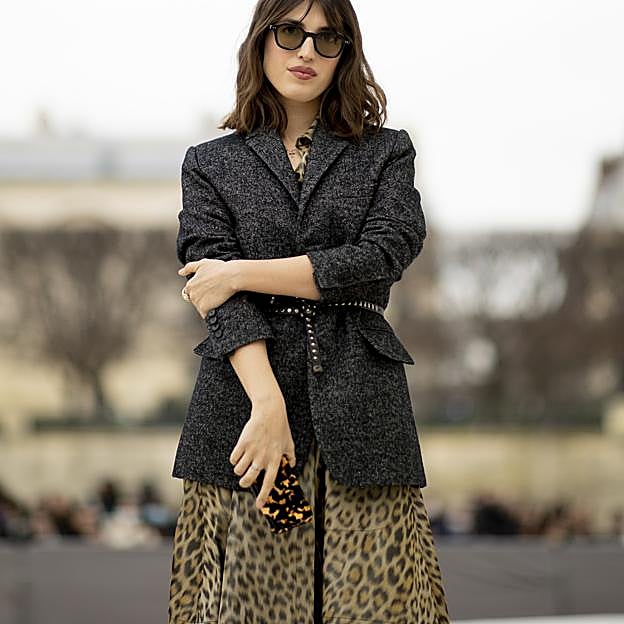 La falda mini con estampado animal de Mango que triunfa entre las influencers: alarga las piernas y es preciosa