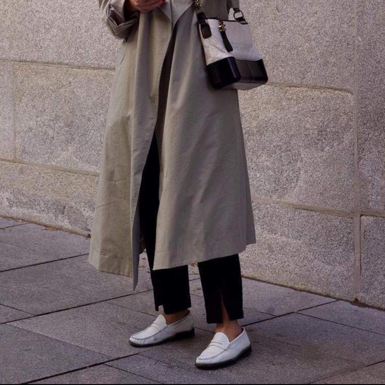 Las influencers apuestan por los mocasines blancos.