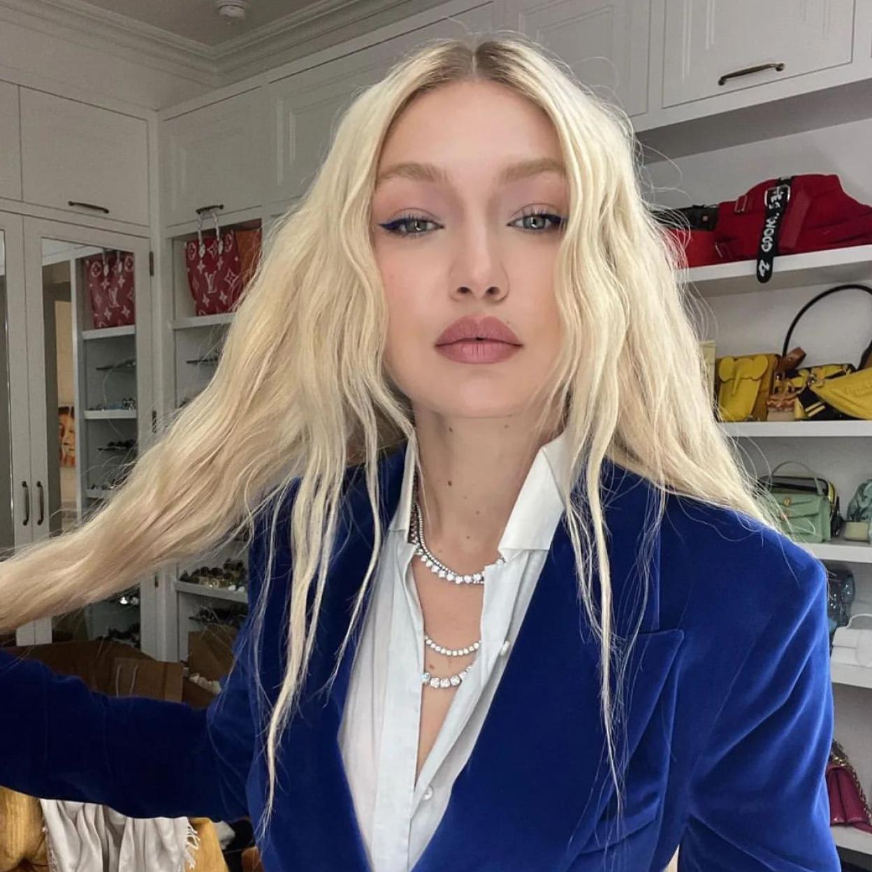 Los sérums hidratantes refuerzan la barrera de la piel para un resultado liso y sin grietas. 