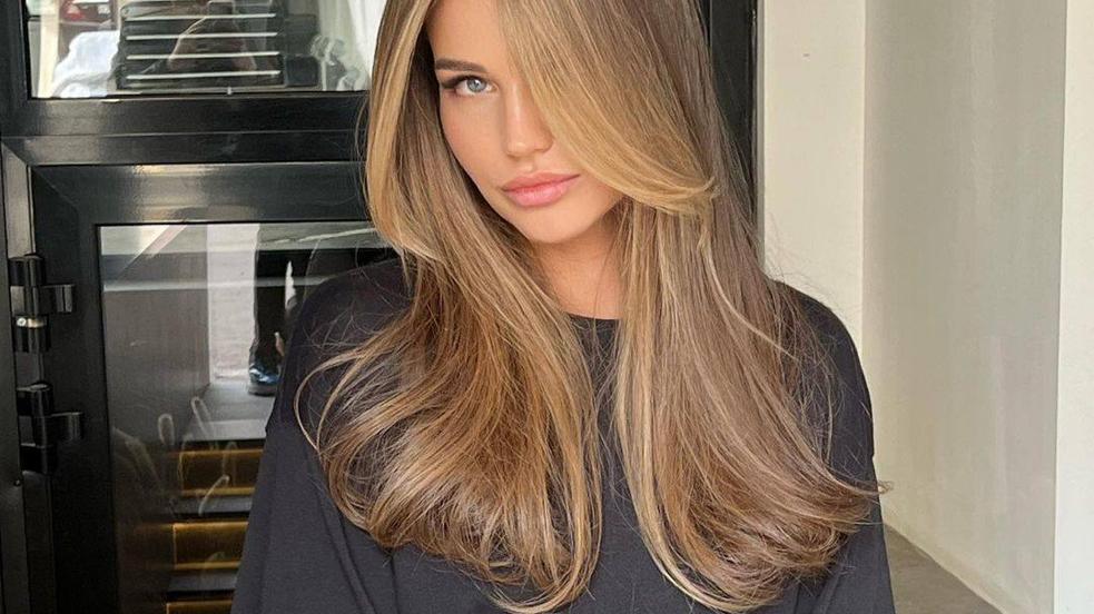 El pelo sedoso, brillante y fuerte de la modelo se consigue con estos sprays capilares protectores del calor