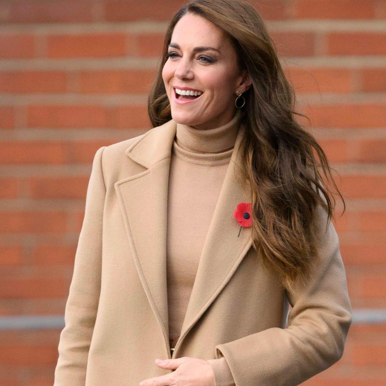 Catalina, princesa de Gales​, anteriormente conocida popularmente como Kate Middleton, con un abrigo camel en en Scarborough.