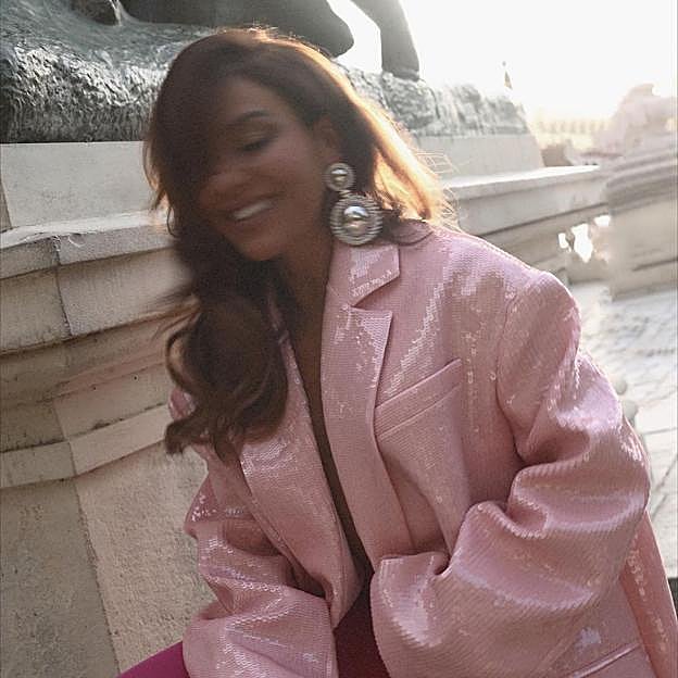 Todo el mundo habla de este blazer de lentejuelas de H&M que llevan como vestido las famosas