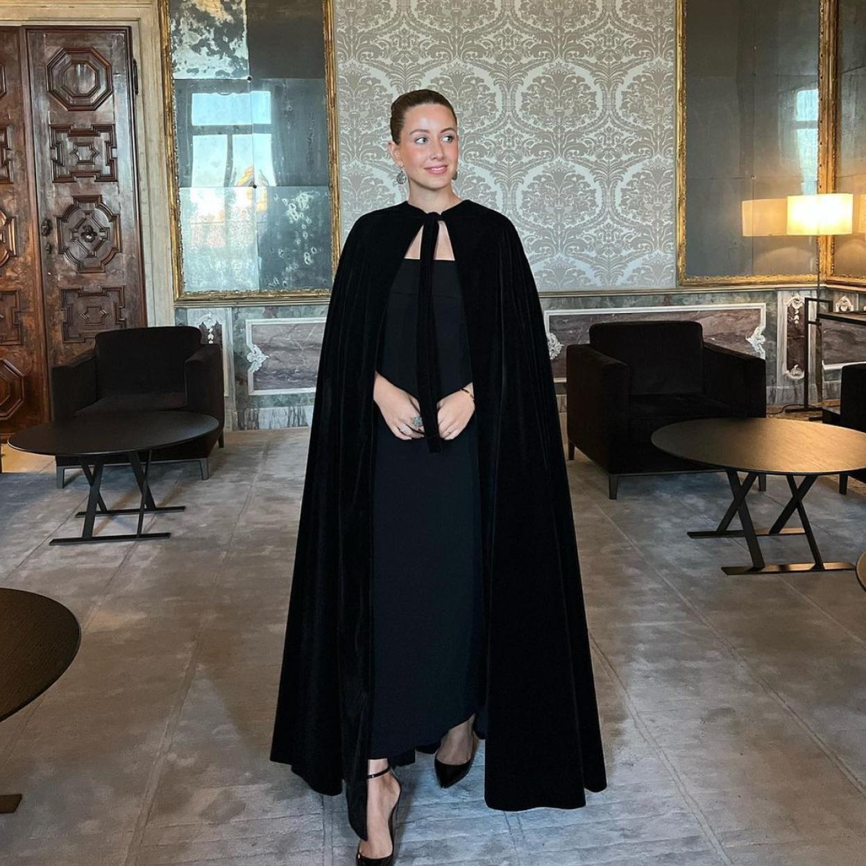 La influencer Sofía Paramio con look de invitada en negro.