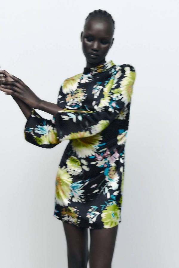 Vestido corto tipo oriental con silueta entallada, cuello subido, manga larga acabada en abertura y estampado flora, en negro. Hazte con él por 29,95 euros.