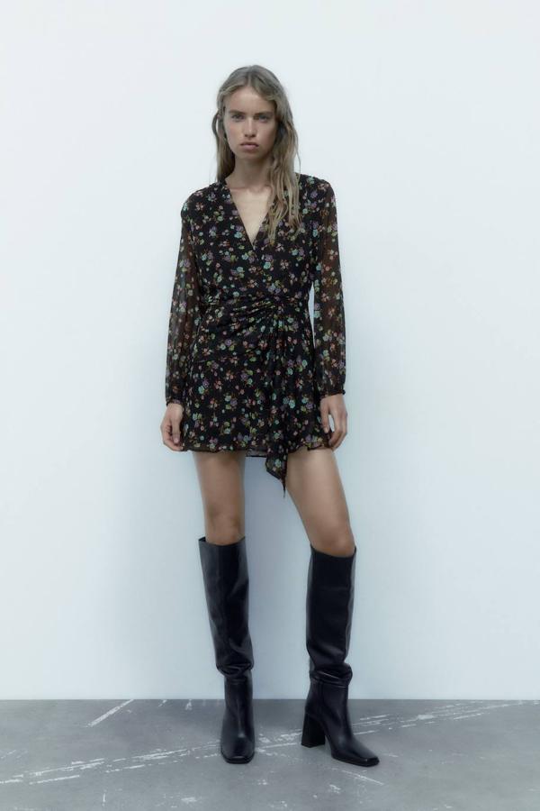 Vestido corto con estampado floral, mangas largas semitransparentes, diseño cruzado, escote de pico y detalles fruncidos, en negro. Lo encontrarás a 35,95 euros.