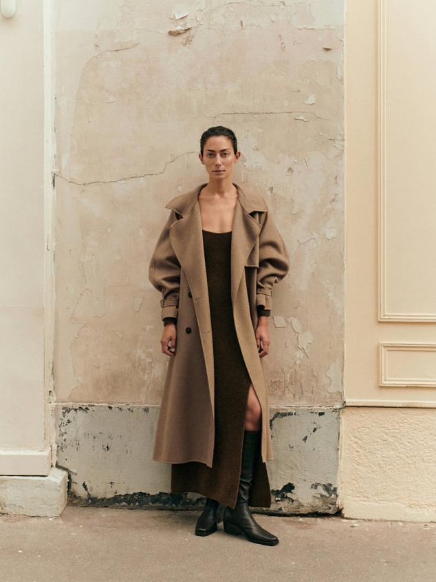 Abrigo estilo trench con tejido soft, cuello solapa amplio, mangas largas anchas con volumen, detalles de trabillas, cierre cruzado y cinturón de lazada, de Massimo Dutti. Hazte con él por 299 euros.