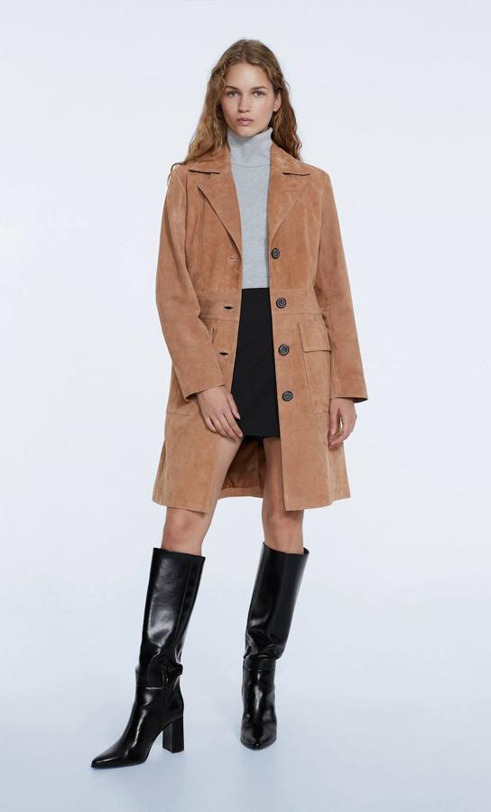 Abrigo confeccionado en tejido de piel de ante con cuello solapa con muesca, hombros marcados, manga larga, bolsillos de plastrón y cierre de botones, de Stradivarius. Cuesta 99,99 euros.