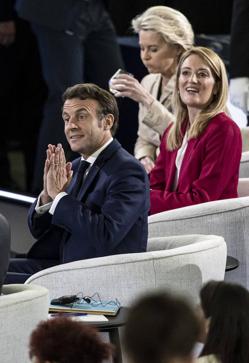 Imagen secundaria 2 - Roberta Metsola junto a la primera dama de Ucrania, Olena Zelenska, y Ursula von der Leyen, presidenta de la Comisión Europea. Debajo, Metsola flanqueada por Sanna Marin, primera ministra de Finlandia, y Kaja Kallas, primera ministra de Estonia. A la derecha, con Emmanuel Macron.