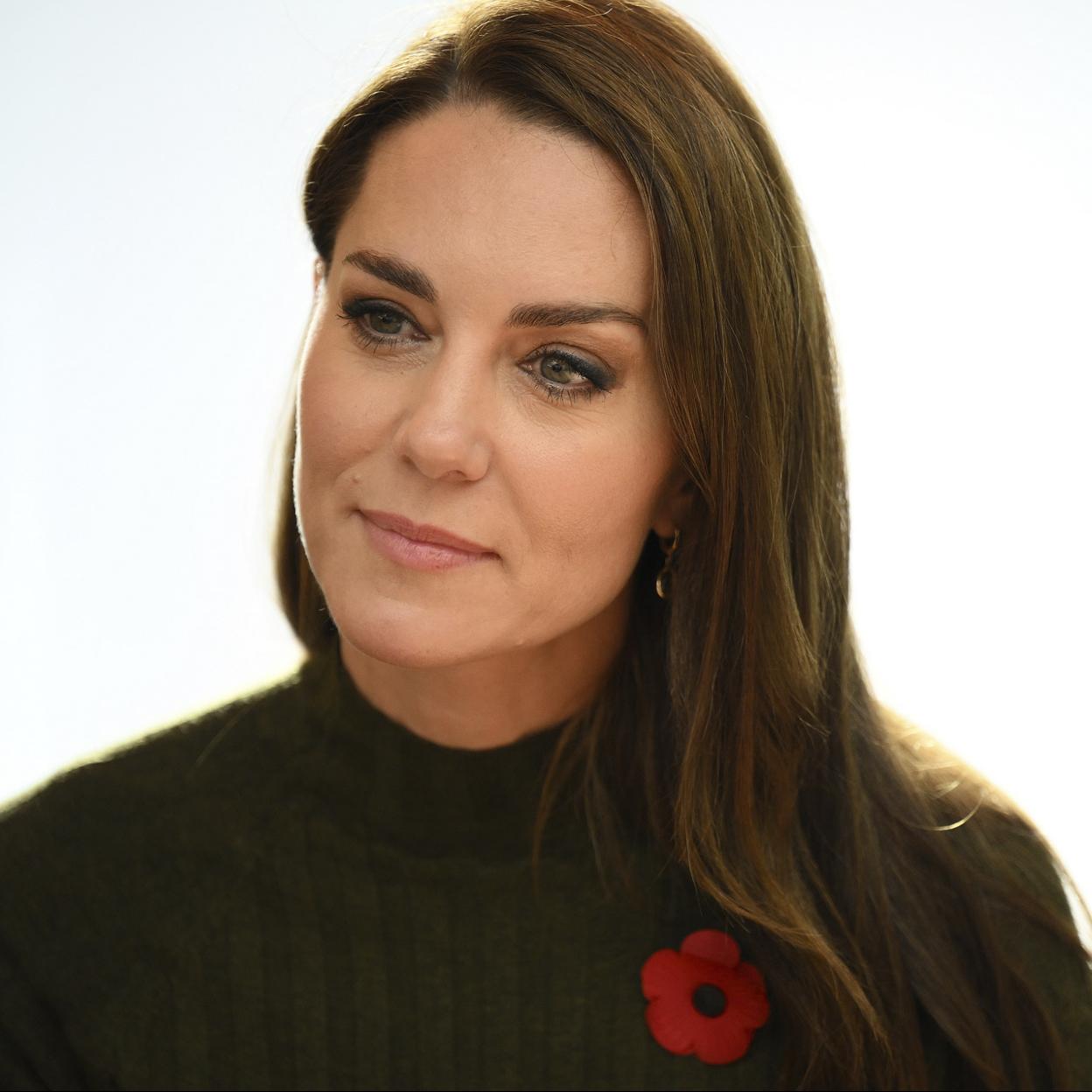 Kate Middleton, princesa de Gales luciendo un vestido verde de la nueva colección de Mango.