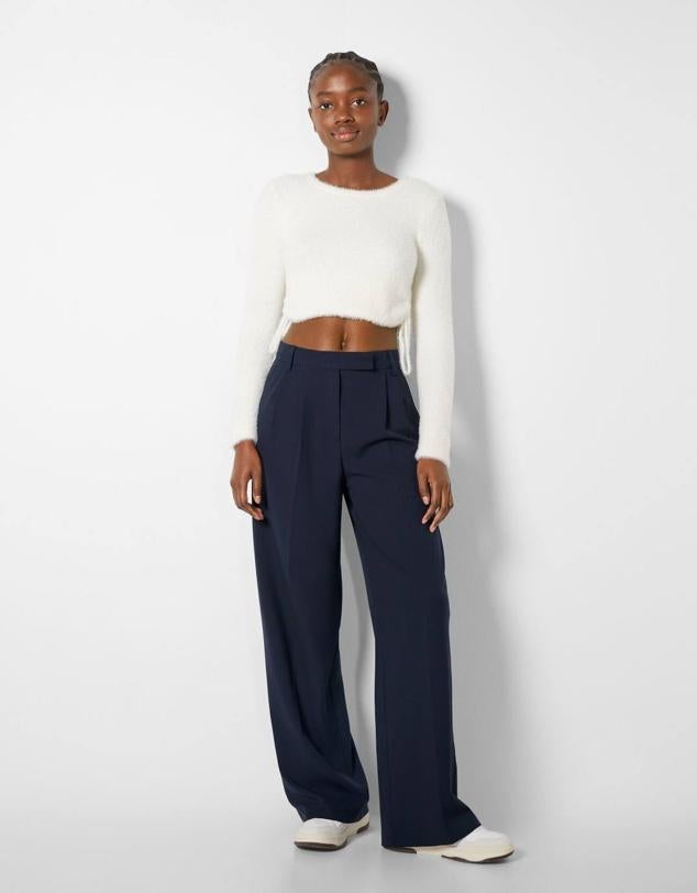 Pantalones estilo tailoring dad fit con perneras anchas y rectas, pinzas, tiro alto y bolsillos, de Bershka. Encuéntralos en siete tonos, por 25,99 euros.