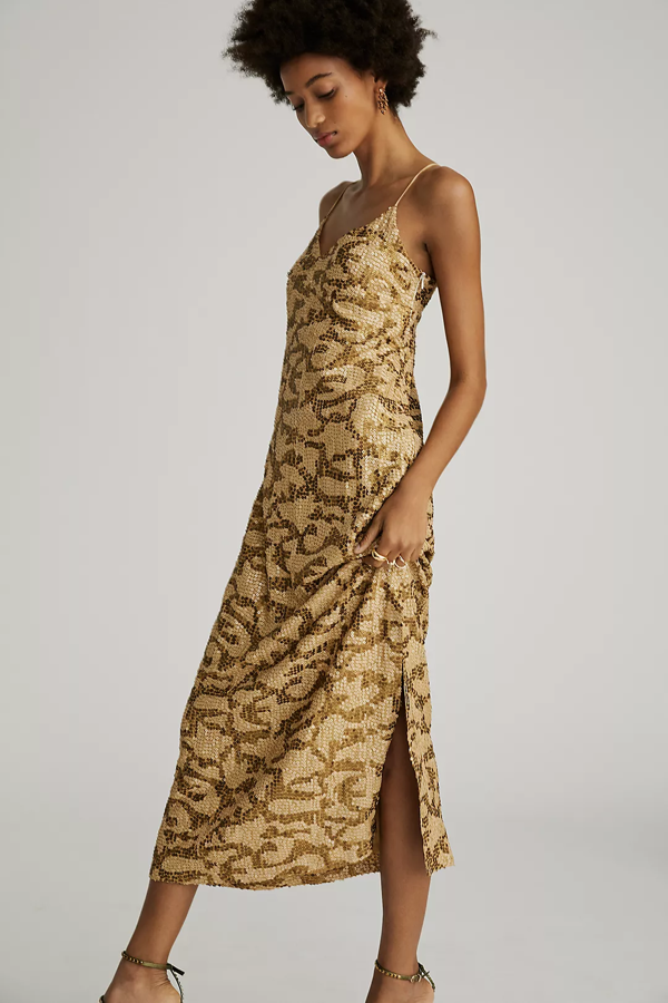 Vestido midi de tipo slip confeccionado en lentejuelas dorados. Cuenta con una pequeña abertura en el lateral. Es de Anthropologie. Precio rebajado: 90 €.