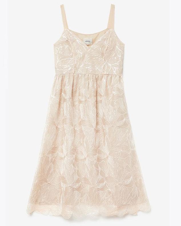 Vestido midi con lentejuelas bordadas sobre un diseño floral romántico. Es de Trouva. Precio: 121,99 €.