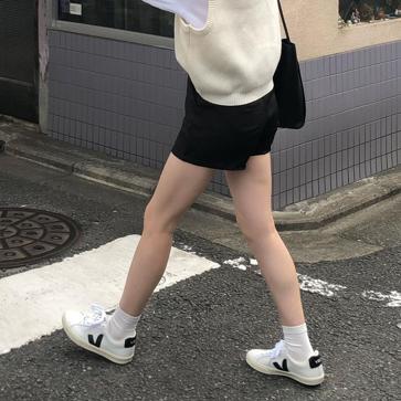 Imagen secundaria 1 - Así combinan las influencers las zapatillas de Veja.