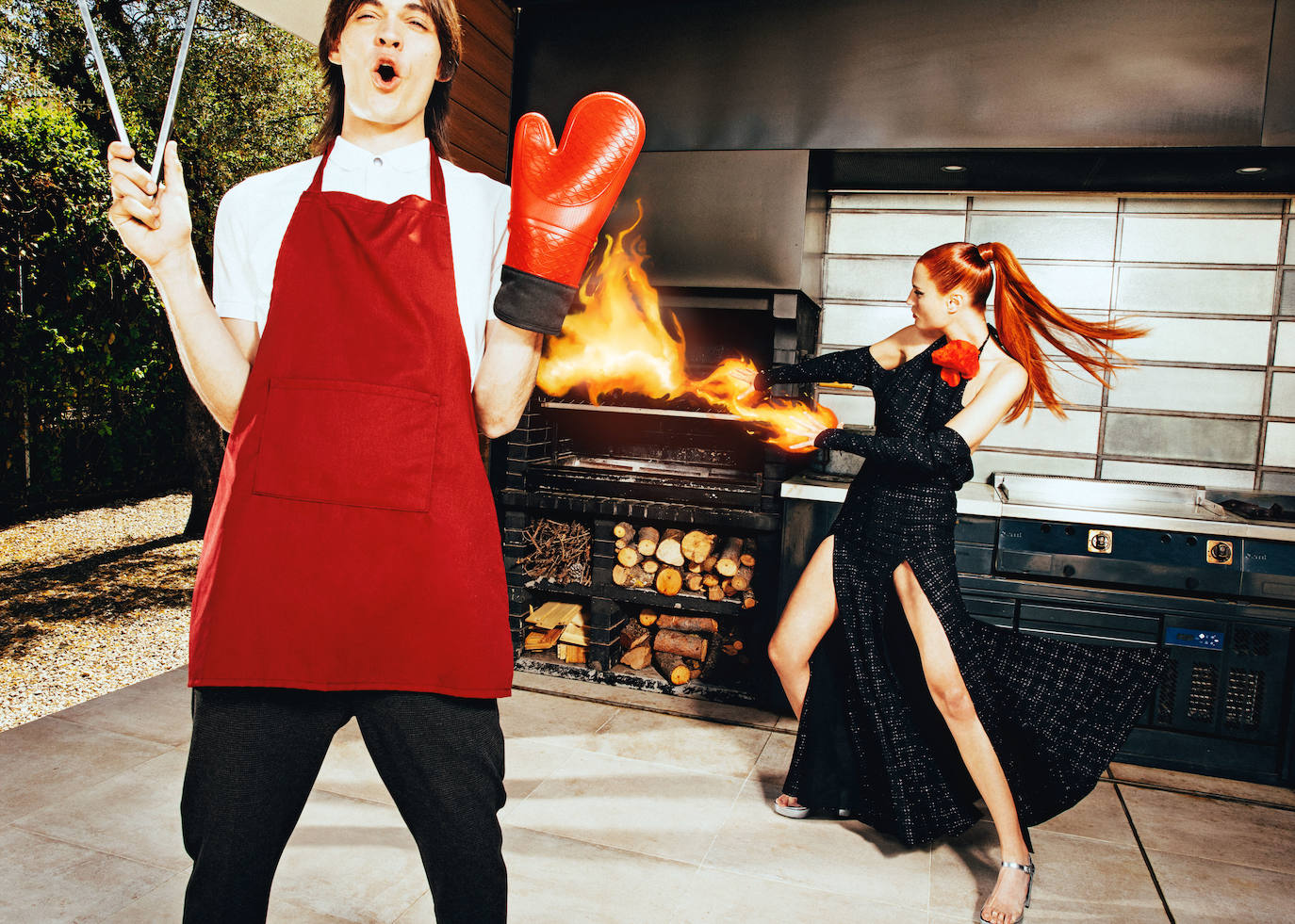 Él lleva polo de algodón, de Adolfo Domínguez y pantalón de IKKS. Ella, vestido con flor de Philosophy di Lorenzo Serafini y sandalias metalizadas de plataforma, de Lefties.