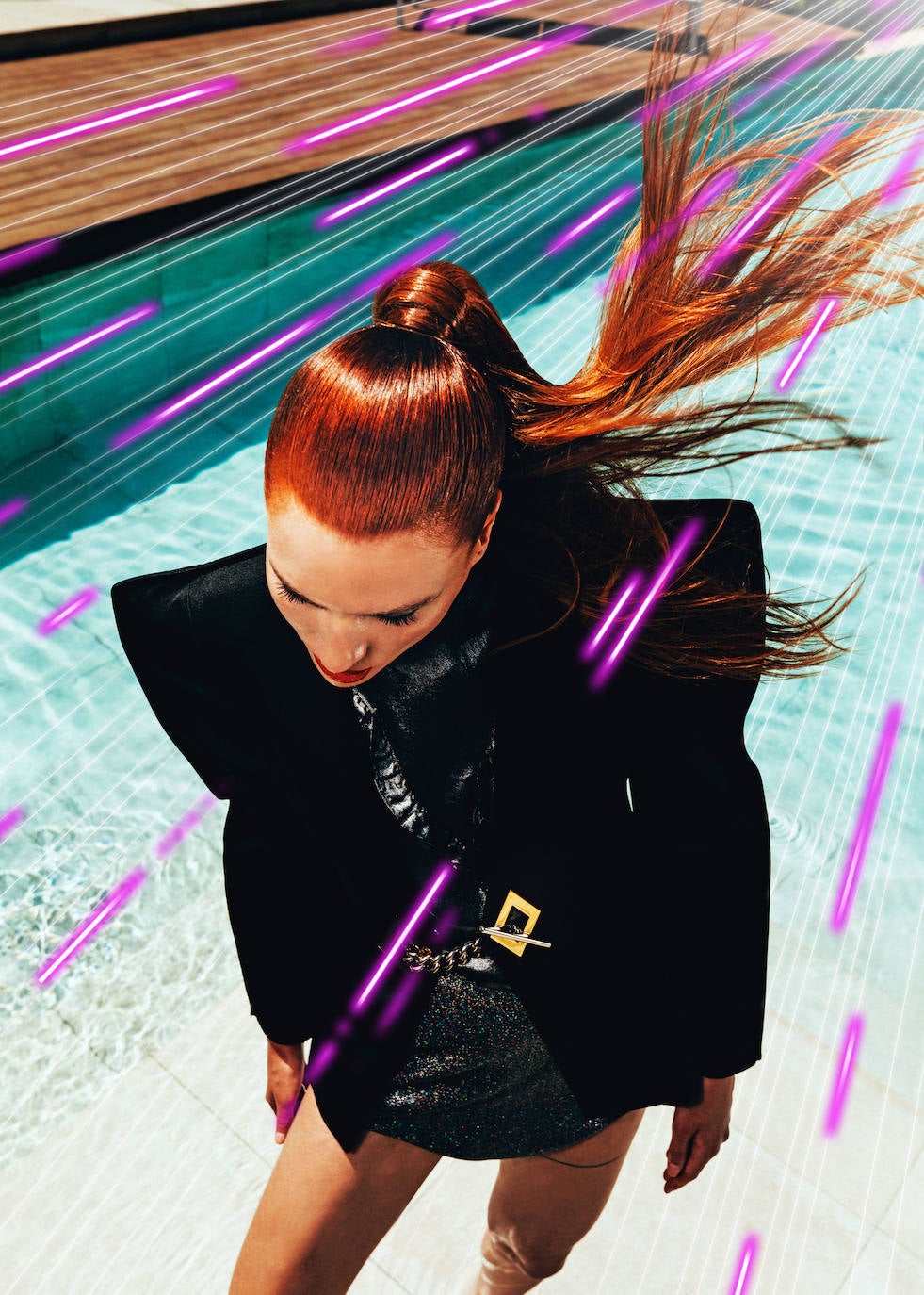 Americana negra de seda, de Gucci; minifalda con glitter de The Attico en Mytheresa y camisa plateada de IKKS.