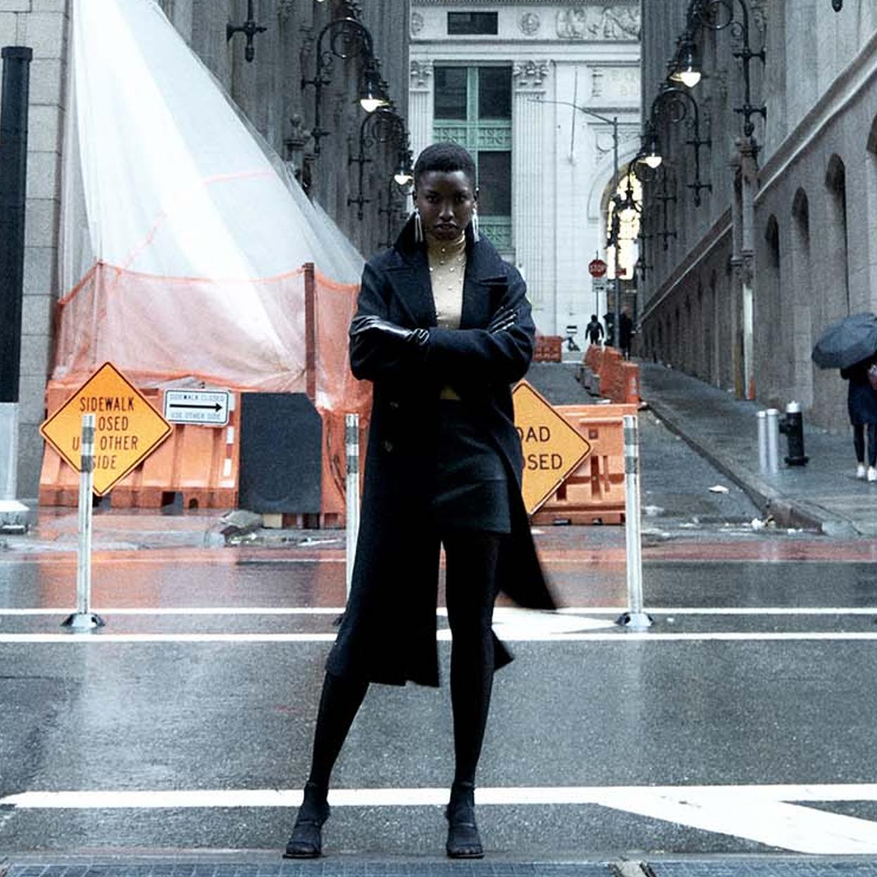 El abrigo más ponible de Sfera es largo, de lana y de color negro.