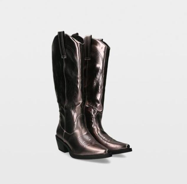 Botas metalizadas con tacón fabricadas en piel sintética y con el detalle bordado decorativo en los laterales y empeine. Rebajadas a 53,39 euros.