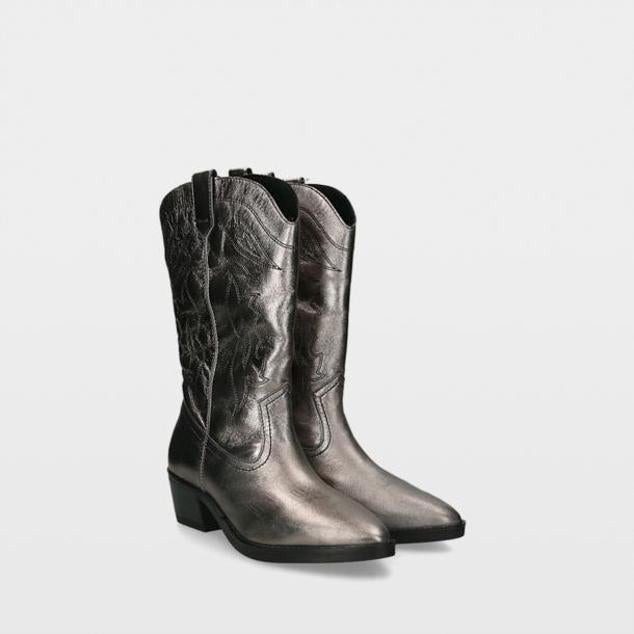 Botas Amantis de Musse & Cloud by Ulanka plateadas. Confeccionadas en piel y materiales textiles con puntera triangular y con el detalle de bordado y tiradores laterales. Rebajadas a 88,99 euros.