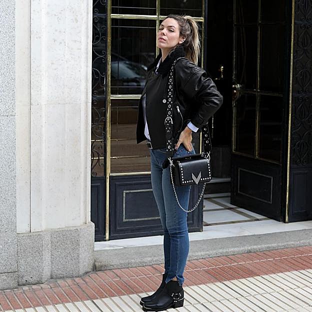 Imagen principal - Laura Matamoros y Rocío Osorno con el bolso de Ikks.