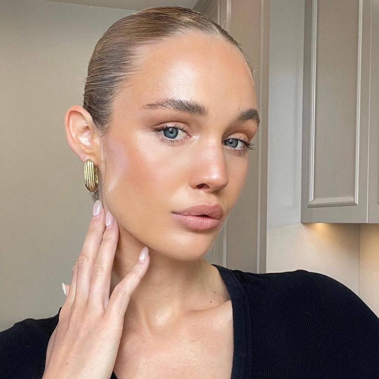 Obtén la piel luminosa y joven de la modelo con estas mascarillas antiedad