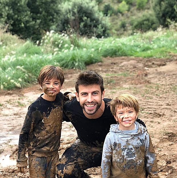 Piqué con sus hijos Milan y Sasha.