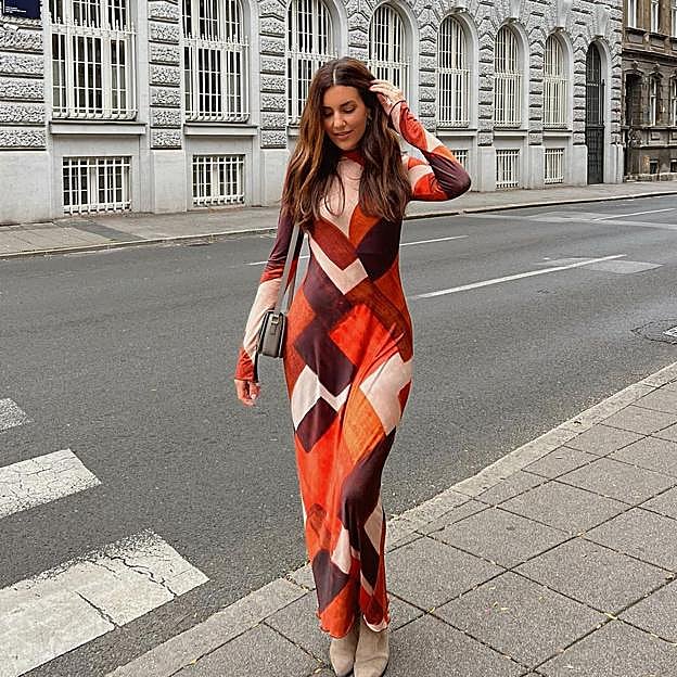 Este vestido tiene tonos naranjas.