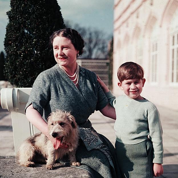 Carlos de Inglaterra en un retrato de su infancia junto a su abuela, la reina madre.