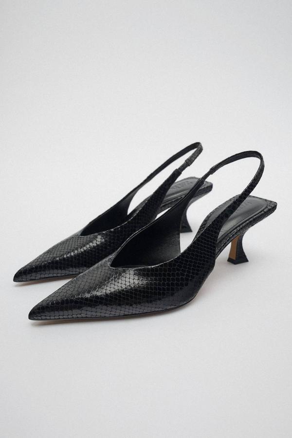 Zapatos de tacón destalonados con textura efecto animal, terminación en punta y tira al tacón, color negro, de Zara. Hazte con ellos a 59,95 euros.