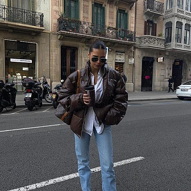 El plumas ultraligero, calentito y favorecedor de Oysho que puedes llevar a diario