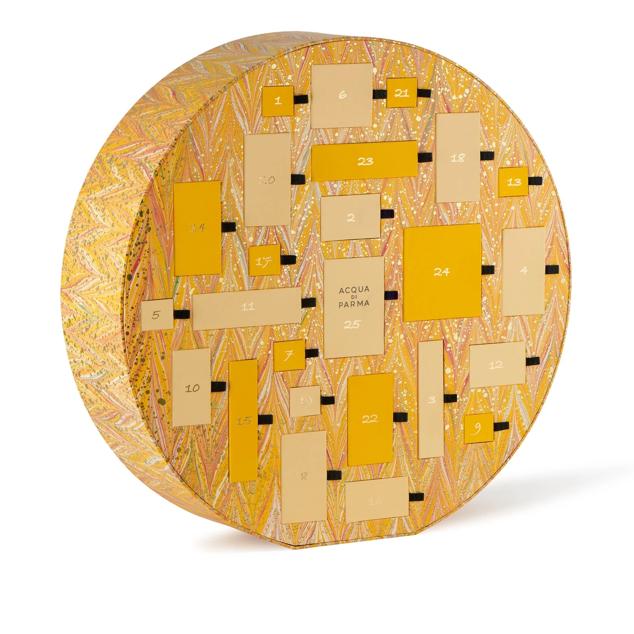 En Acqua di Parma han creado esta impresionante caja llena de sorpresas. Cuenta con 25 regalos con algunos de sus productos estrella. Diferentes mini tallas, para que disfrutes de la Navidad de una forma más original.