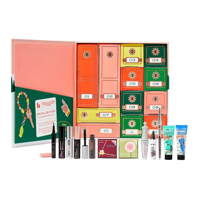En Benefit encontrarás 12 de sus productos más conocidos en el calendario de Adviento de este año. Desde lápices de cejas, el primer ultra conocido The Pore Professional, hasta el bronceador éxito en ventas Hoola. Cómpralo aquí
