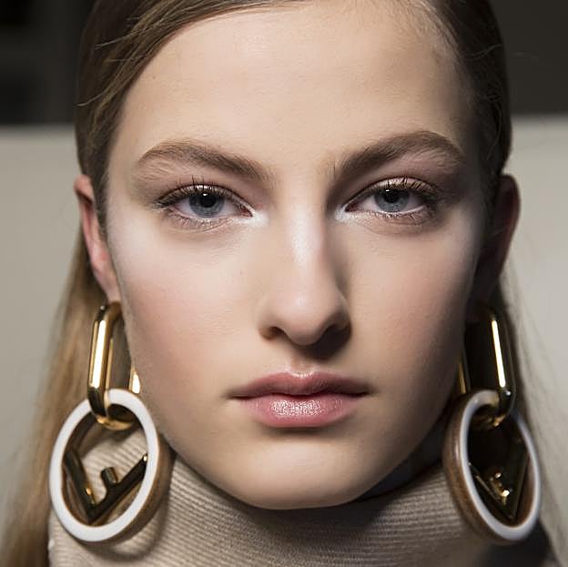 Cómo se aplica el microbótox, el tratamiento facial que no se nota y sirve para todo: arrugas, flacidez, manchas, rojeces y granitos