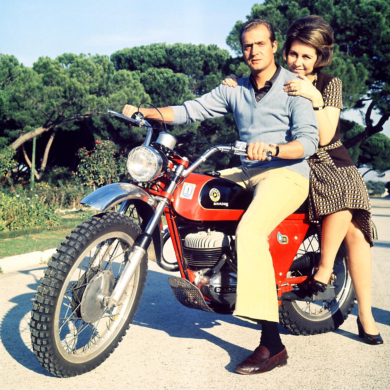 El rey Juan Carlos y la reina Sofía, subidos a una moto.