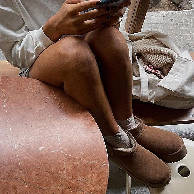 La influencer Coco Constans con unos botines de pelo con plataforma.