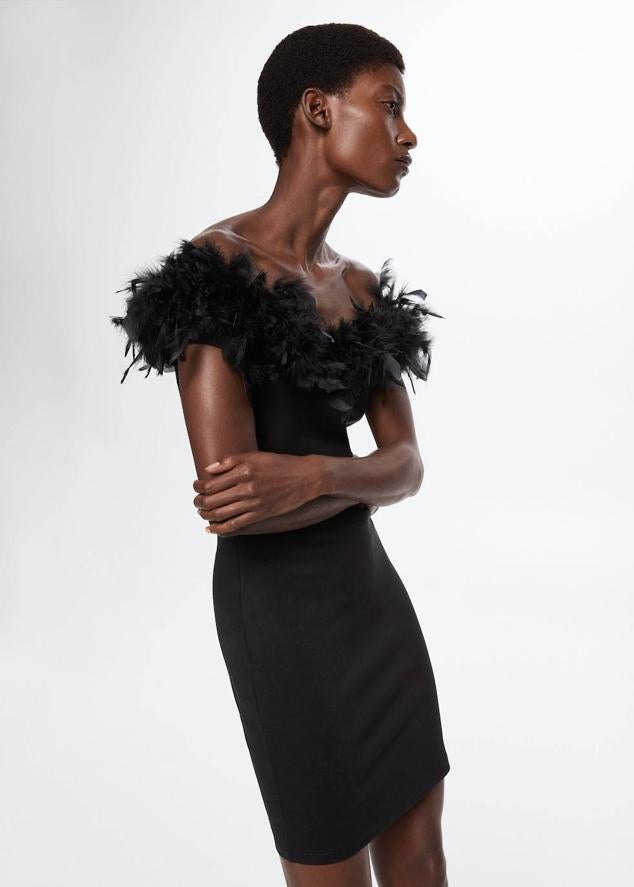 Vestido corto con diseño entallado, escote recto con hombros al descubierto y detalle de plumas a tono, color negro, de Mango. Su precio es de 35,99 euros.