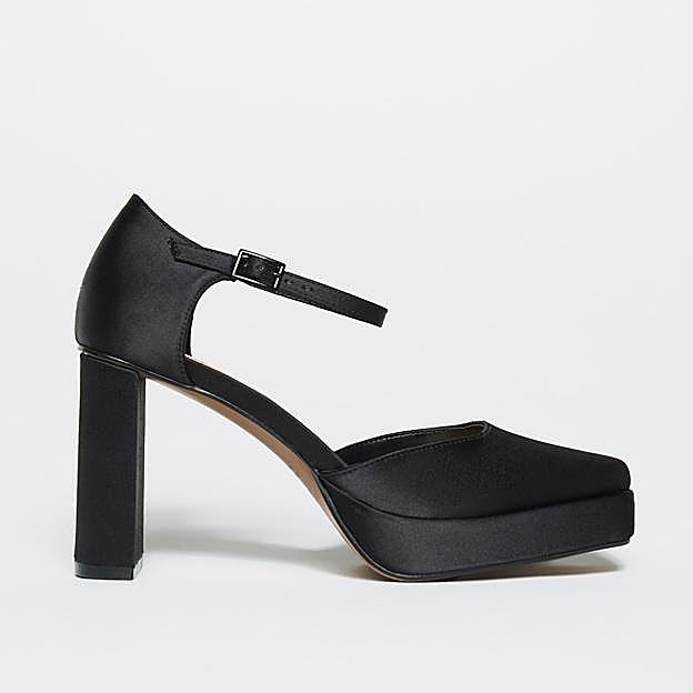 Zapato de tacón con plataforma en color negro de Sfera.