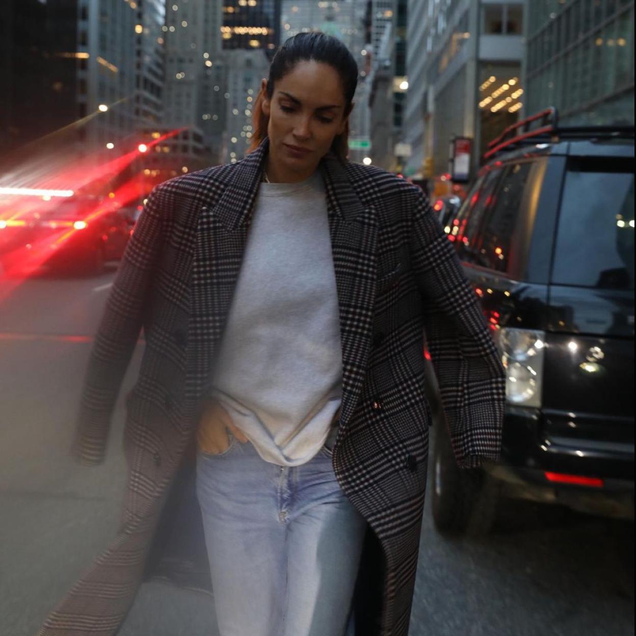 Eugenia Silva con un look con abrigo de cuadros.