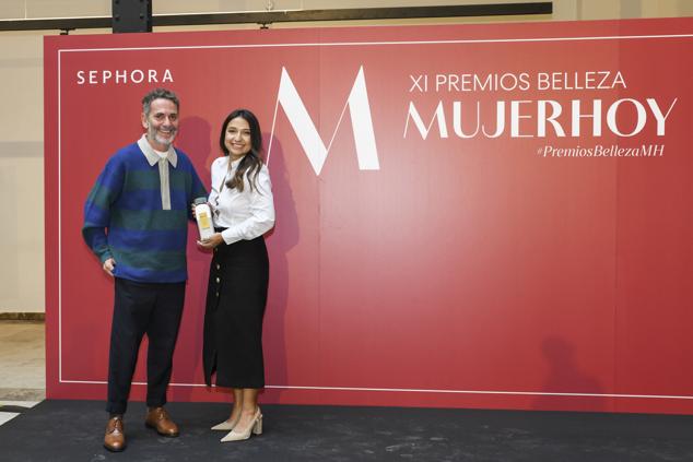 Para finalizar la entrega de premios, ha subido al escenario Gervasio Pérez, director de Moda y Belleza de Mujerhoy. Él ha sido el encargado de darle el premio a Diana Aguilar, jefa de producto de Steampod España y Portugal por la plancha Steampod 4.0 de L'Oréal Proffessionel que se ha llevado el premio en su categoría.