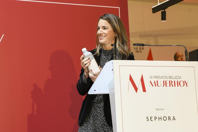 Almudena Maseda, directora de Marketing y Comunicación de Sisley ha sido la encargada de recoger el trofeo al mejor producto en su categoría por Masque Exfoliant Enzymatique de Sisley.