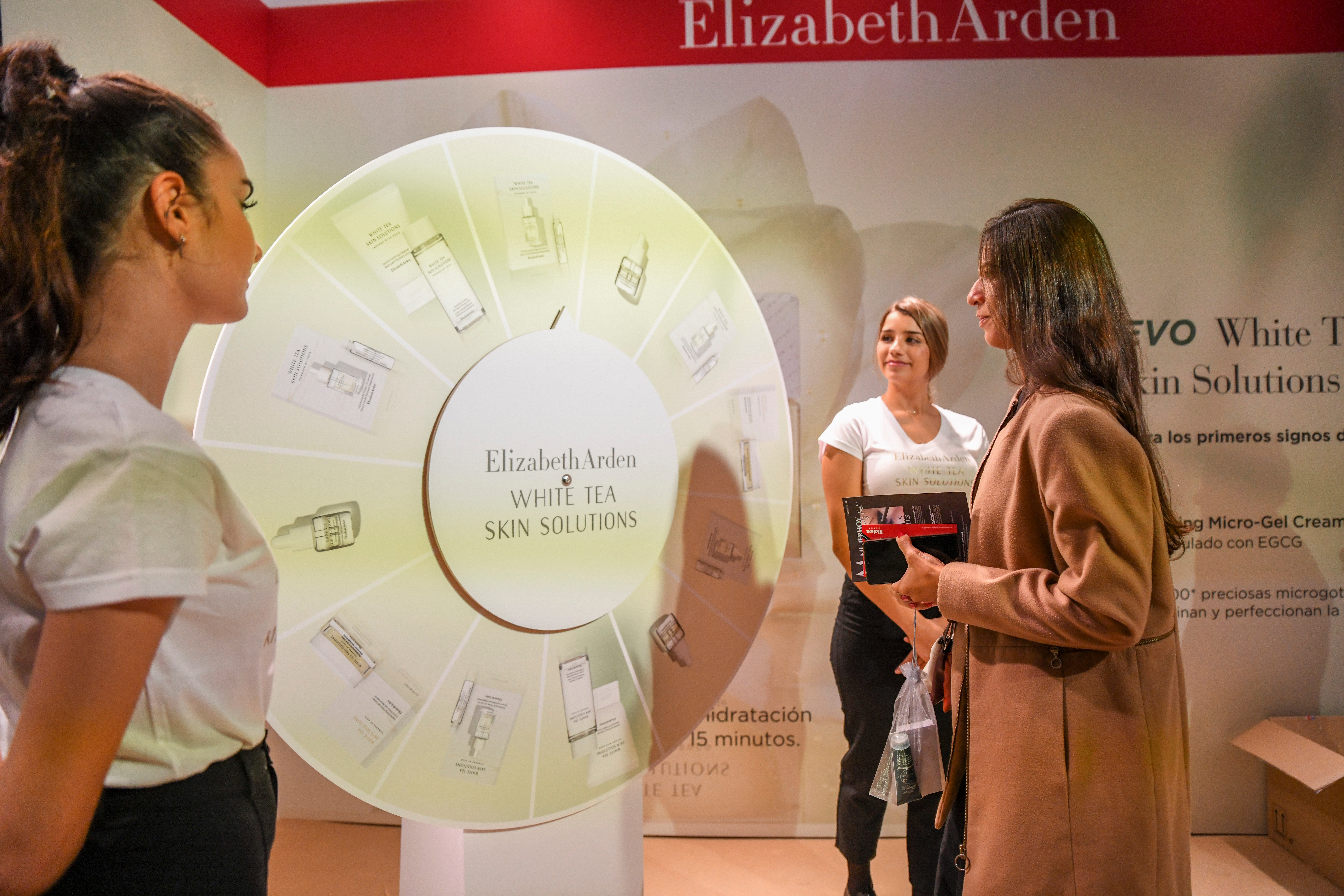En el stand de Elizabeth Arden se presentó el último lanzamiento de la marca de la mano de una ruleta beauty.