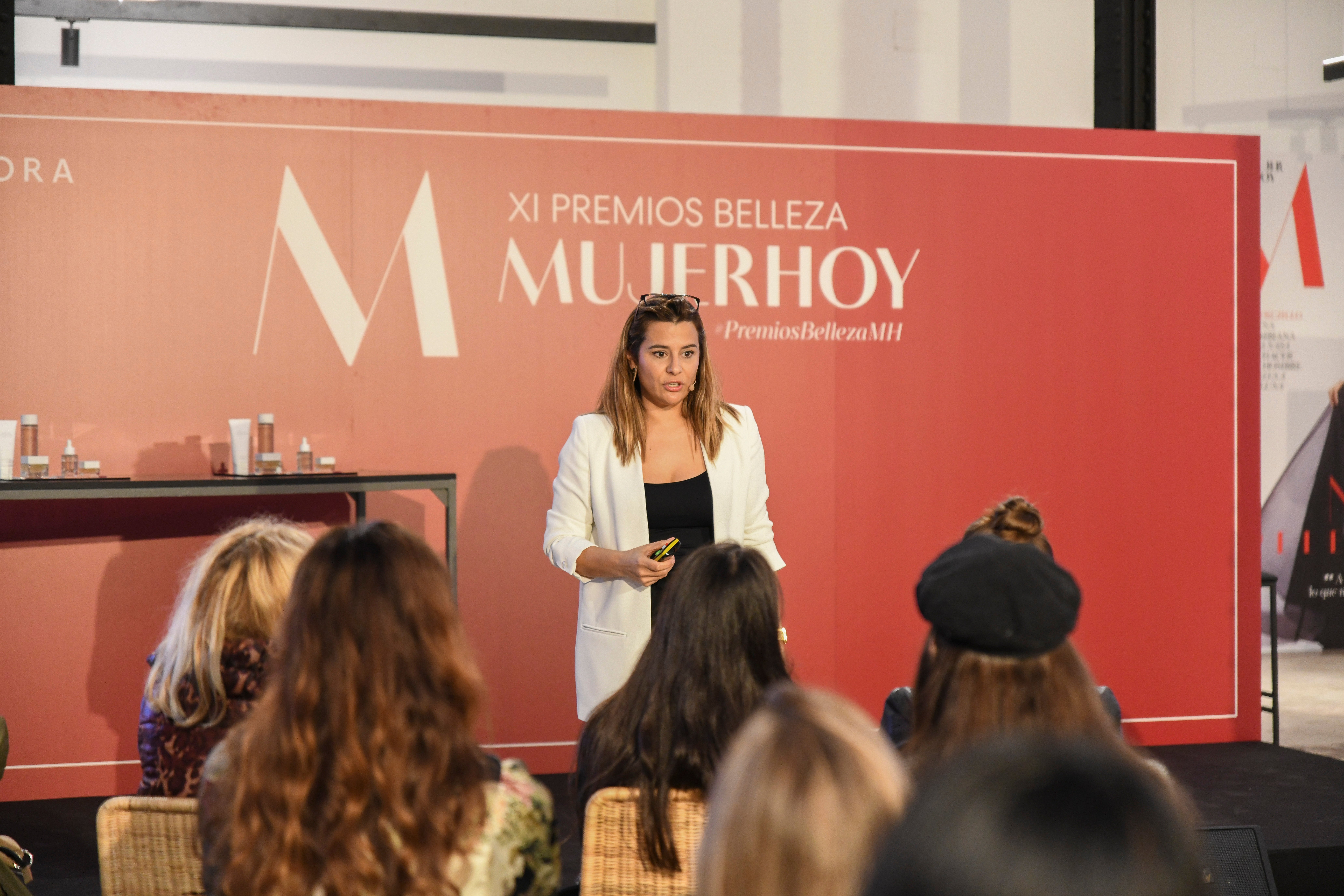 Mayte Martínez, trainer de Elizabeth Arden explicó en su taller cómo conseguir una piel perfecta con la nueva línea cosmética de la firma.