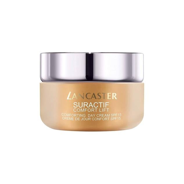 Suractif Confort Lift Nourishing Rich Day Cream de Lancaster ofrece un efecto lifting e iluminador a las pieles maduras, mientras repone la nutrición e hidratación para devolver la salud, fuerza y vitalidad. Su fórmula contiene extracto de kiwi regenerador celular y cargado de antioxidantes, extracto de avena para aportar hidratación y firmeza y un complejo corrector antiedad con vitamina A. Cómpralo aquí