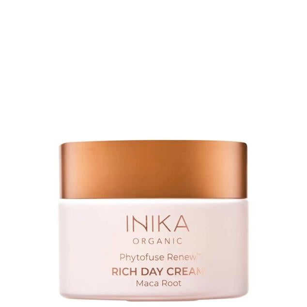 Phytofuse Renew Rich Day Cream de Inika contiene una gran cantidad de extractos botánicos y aceites nurtitivos que se compaginan con su rica textura para rehidratar, rejuvenecer y potenciar la luminosidad del rostro. Está enriquecida con aceites de aguacate, argán, rosa mosqueta, clavo, vetiver, ylang ylang, soja y albaricoque. También cuenta con manteca de karité, probióticos, vitamina E y extractos de maca y rosa de Jericó. Cómpralo aquí