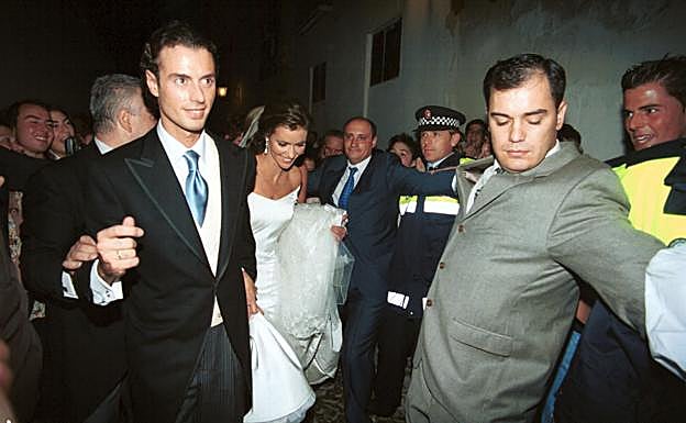 Los novios, Arantxa del Sol y Finito de Córdoba, tuvieron que salir escoltados de la iglesia