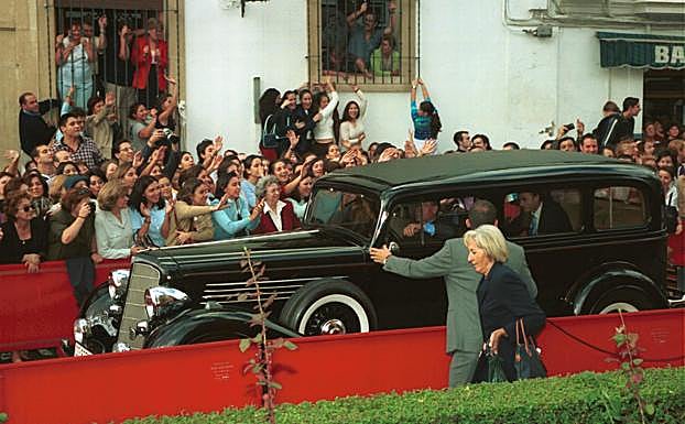 Los curiosos se agolpaban en las calles para ver llegar el rolls en el que viajaba la novia.