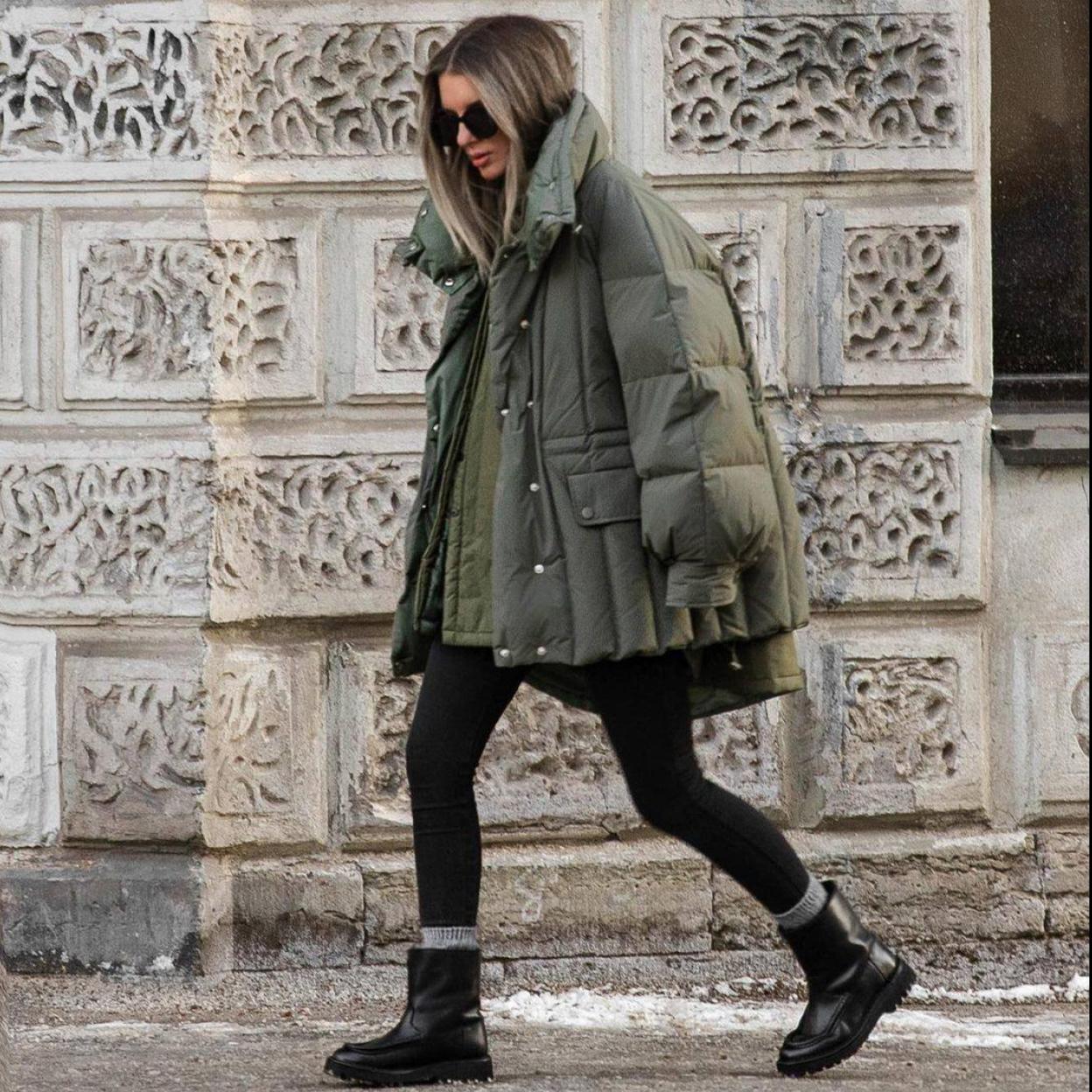 La influencer lleva un abrigo acolchado en color khaki