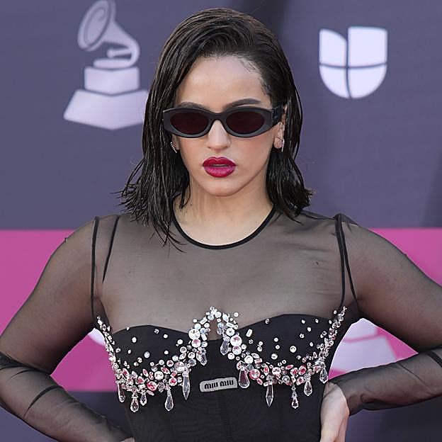Rosalía en la alfombra roja de los premios Grammy Latinos.