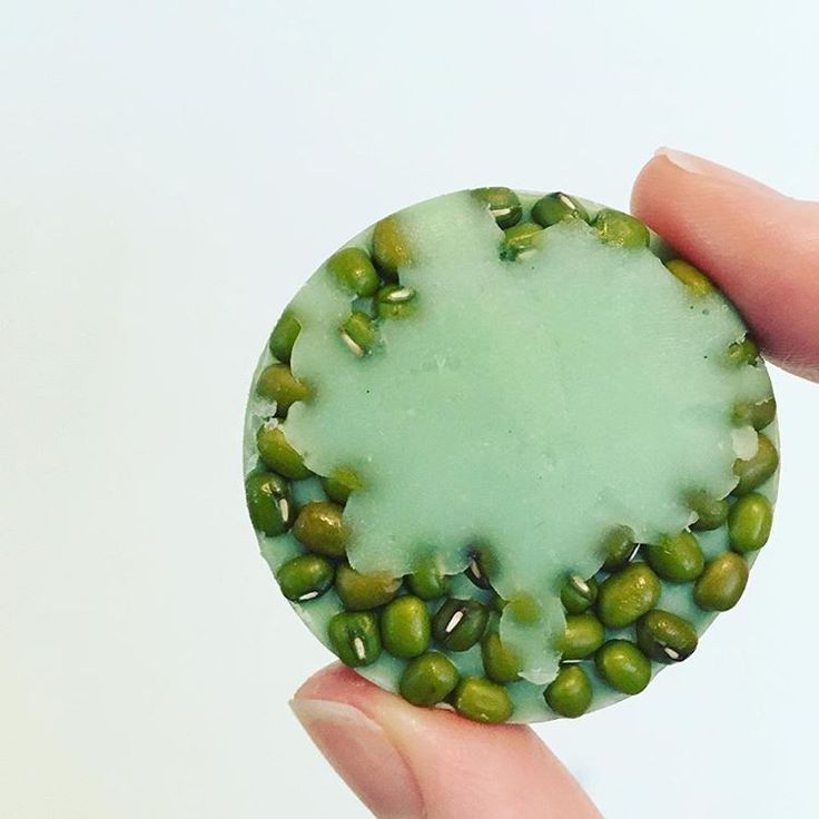 Jade Roller es una pastilla en formato sólido que actúa como limpiador y tónico, mientras que masajea el rostro emulando a un rodillo de jade. Su textura en formato aceite, se absorbe de manera rápida mientras que ilumina el rostro. Hay que conservarlo en un lugar fresco. 