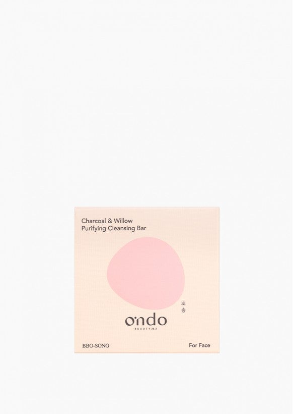 La firma Ondo Beauty cuenta con un limpiador sólido vegano. Pensado para pieles con tendencia acneica o grasa, su fórmula no tiene sulfatos y no hace jabón; el carbón combinado con ácido salicílico purifica la piel mientras que reduce la apariencia de los poros. (11,95 euros)