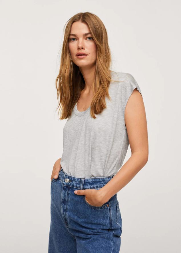 Camiseta con tejido 100% de lyocell muy ligera, con cuello redondo y diseño recto. Forma pate de la colección sostenible de Mango, Committed. Precio: 1,99 euros (antes 12,99 euros).